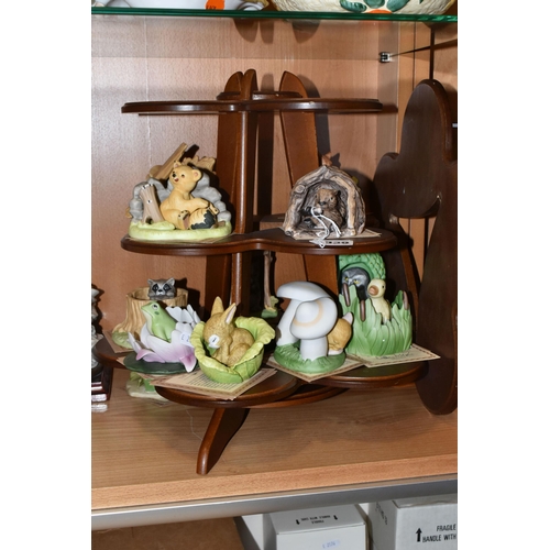 339 - A GROUP OF BOXED FRANKLIN PORCELAIN 'WOODLAND SURPRISES' FIGURES WITH DISPLAY STAND, each piece incl... 