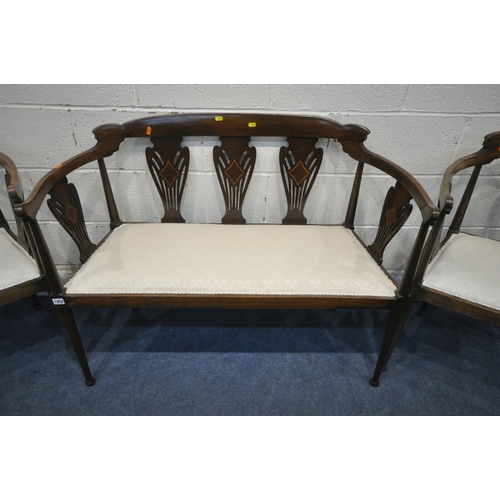 1252 - AN EDWARDIAN MAHOGANY THREE PIECE PARLOUR SUITE, comprising a two seater sofa, length 109cm x depth ... 