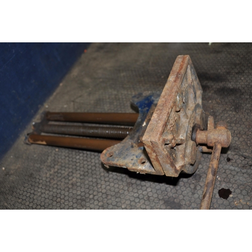 1060 - A WODEN 189b No2 CARPENTERS VICE with quick release and 9in jaws (Condition Report: rusty but only s... 