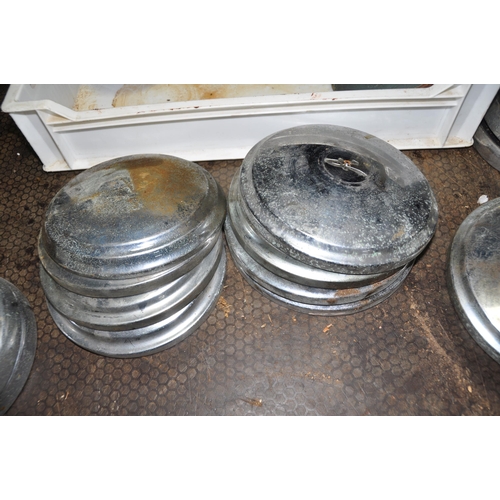 1062 - A TRAY CONTAINING VINTAGE CAR HUBCAPS including  nine 8 1/2in, 9in and 9 3/4in Austin, etc (29)