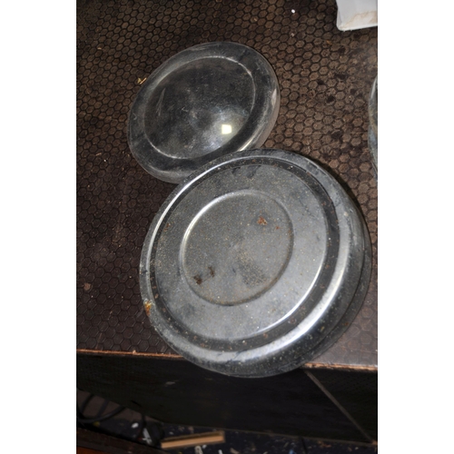 1062 - A TRAY CONTAINING VINTAGE CAR HUBCAPS including  nine 8 1/2in, 9in and 9 3/4in Austin, etc (29)