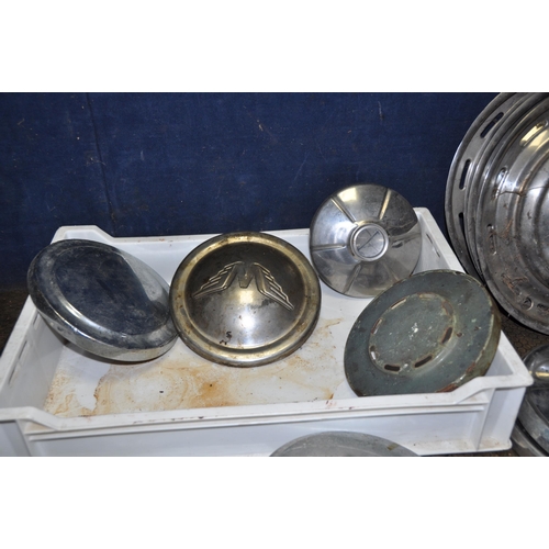 1062 - A TRAY CONTAINING VINTAGE CAR HUBCAPS including  nine 8 1/2in, 9in and 9 3/4in Austin, etc (29)