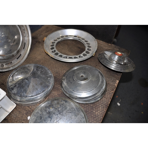 1062 - A TRAY CONTAINING VINTAGE CAR HUBCAPS including  nine 8 1/2in, 9in and 9 3/4in Austin, etc (29)