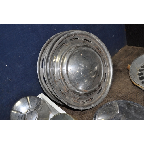 1062 - A TRAY CONTAINING VINTAGE CAR HUBCAPS including  nine 8 1/2in, 9in and 9 3/4in Austin, etc (29)