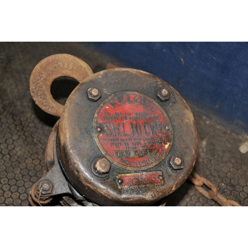 1068 - A VINTAGE 'FELCO' 10cwt CHAIN WINCH, two large shackles, a short lifting chain etc