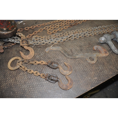 1068 - A VINTAGE 'FELCO' 10cwt CHAIN WINCH, two large shackles, a short lifting chain etc