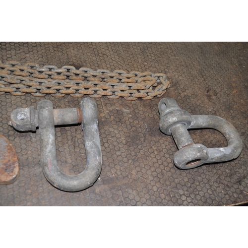 1068 - A VINTAGE 'FELCO' 10cwt CHAIN WINCH, two large shackles, a short lifting chain etc