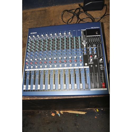 1072 - A YAMAHA MG16/6FX MIXING DESK with power supply (PAT pass and working)