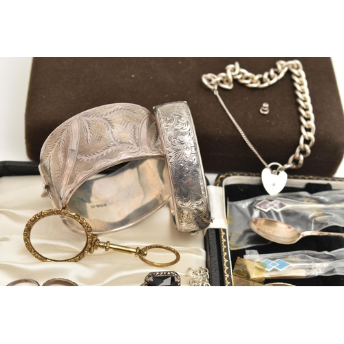 38 - A GOLD PLATED MAGNIFYING GLASS AND ASSORTED SILVER JEWELLERY, to include a gold plated foliate detai... 