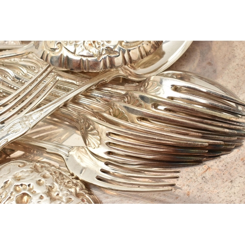 105 - A SELECTION OF SILVER FLATWARE AND A SELECTION OF SILVER PLATED WARE, to include five silver dessert... 