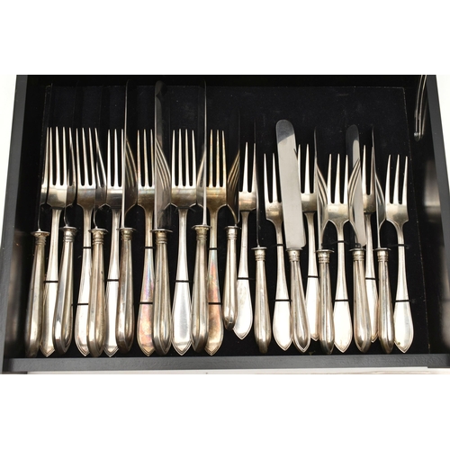 89 - A SET OF TWENTY FOUR WHITE METAL KNIVES AND FORKS WITH A SET OF SIX TEA KNIVES, Hanoverian pattern w... 