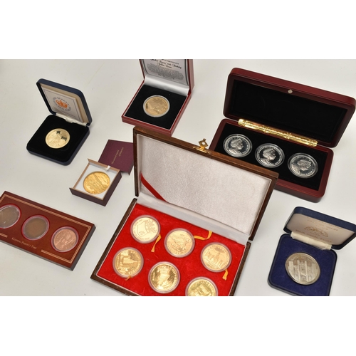 213 - A LARGE PLASTIC STORAGE BOX AND COIN CASES OF MIXED COINS AND COMMEMORATIVES, to include classic Bri... 