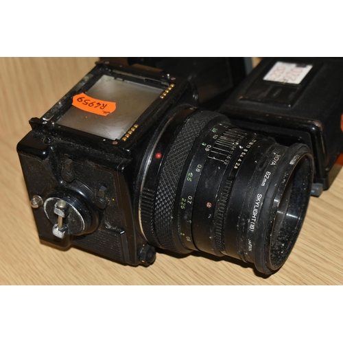 321 - A VINTAGE ZENZA BRONICA CAMERA ETR Si 645 MEDIUM FORMAT CAMERA AND LENSES ETC, to include a body wit... 