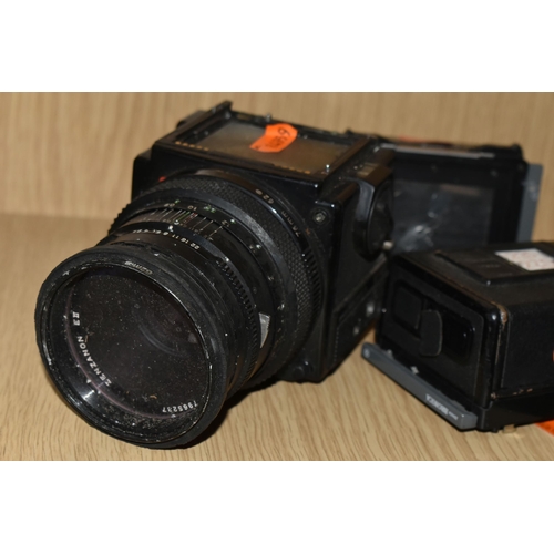 321 - A VINTAGE ZENZA BRONICA CAMERA ETR Si 645 MEDIUM FORMAT CAMERA AND LENSES ETC, to include a body wit... 