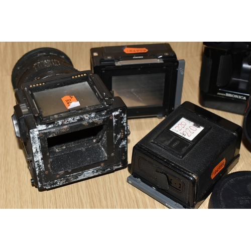 321 - A VINTAGE ZENZA BRONICA CAMERA ETR Si 645 MEDIUM FORMAT CAMERA AND LENSES ETC, to include a body wit... 