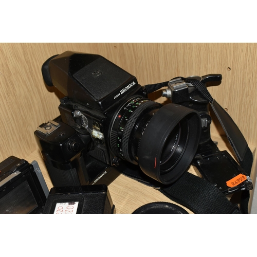 321 - A VINTAGE ZENZA BRONICA CAMERA ETR Si 645 MEDIUM FORMAT CAMERA AND LENSES ETC, to include a body wit... 