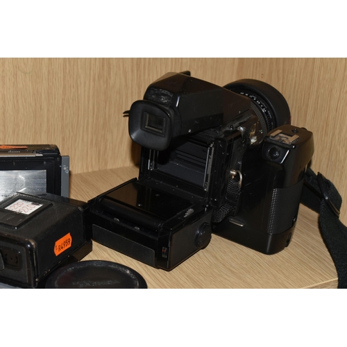 321 - A VINTAGE ZENZA BRONICA CAMERA ETR Si 645 MEDIUM FORMAT CAMERA AND LENSES ETC, to include a body wit... 