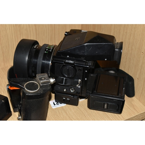 321 - A VINTAGE ZENZA BRONICA CAMERA ETR Si 645 MEDIUM FORMAT CAMERA AND LENSES ETC, to include a body wit... 