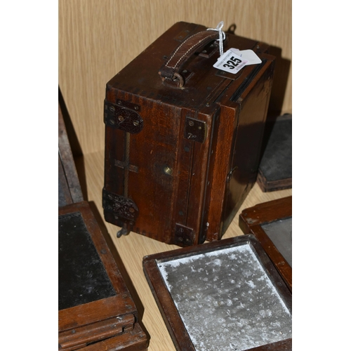 325 - A WOODEN SANDERSON HALF PLATE CAMERA WITH LENS, together with five film holders and a quarter plate ... 