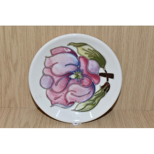 338 - A MOORCROFT POTTERY MAGNOLIA TRINKET DISH, tube lined in pink Magnolia pattern on a cream ground, im... 