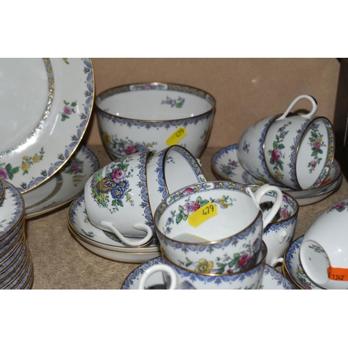 479 - A FORTY-TWO PIECE COPELAND SPODE LYON TEA SERVICE to include fourteen tea cups (two with a hairline ... 