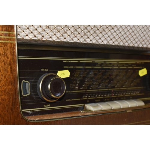 490 - VINTAGE BRAUN 166 RADIO AND A MANTLE CLOCK, the Braun radio in an outer lacquered wooden case, all d... 