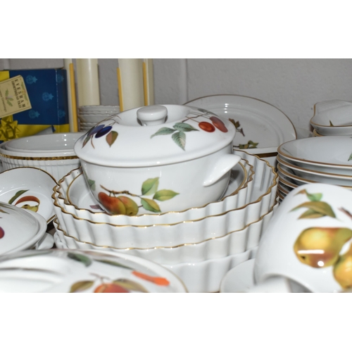 540 - A ONE HUNDRED AND TWENTY SIX PIECE ROYAL WORCESTER EVESHAM PART DINNER SERVICE, comprising two casse... 