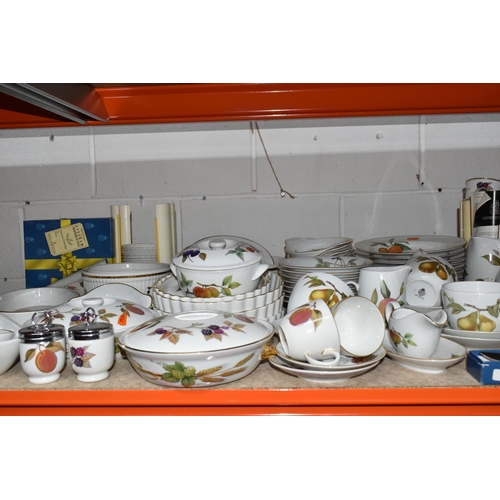 540 - A ONE HUNDRED AND TWENTY SIX PIECE ROYAL WORCESTER EVESHAM PART DINNER SERVICE, comprising two casse... 