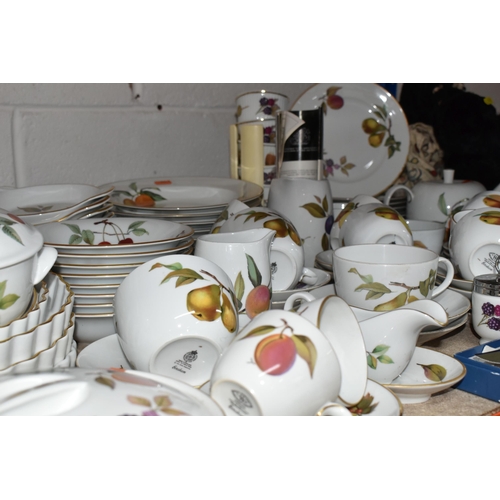 540 - A ONE HUNDRED AND TWENTY SIX PIECE ROYAL WORCESTER EVESHAM PART DINNER SERVICE, comprising two casse... 