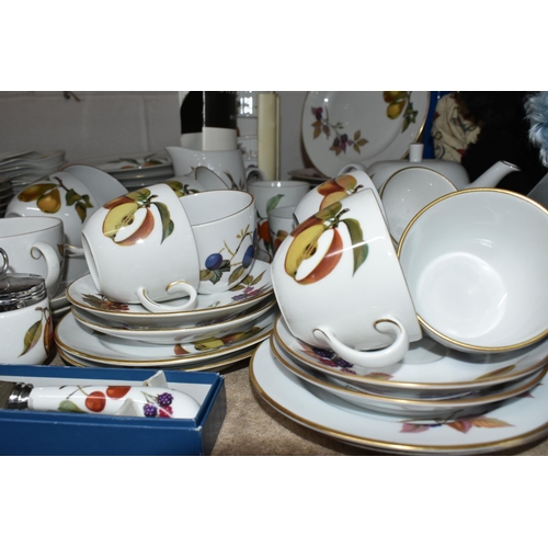 540 - A ONE HUNDRED AND TWENTY SIX PIECE ROYAL WORCESTER EVESHAM PART DINNER SERVICE, comprising two casse... 