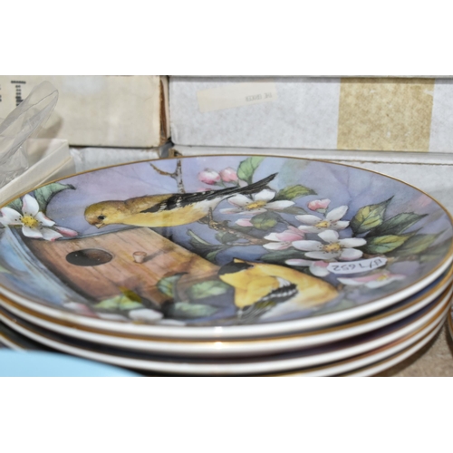 550 - A LARGE QUANTITY OF COLLECTOR'S PLATES, comprising two Royal Albert 'Old Country Roses' plates, two ... 