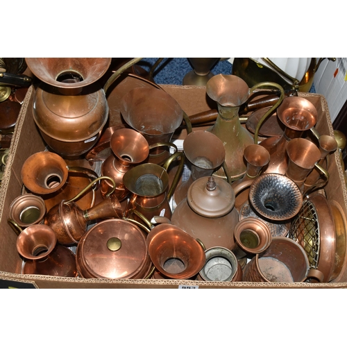 553 - TWO BOXES AND LOOSE BRASS AND METALWARE, comprising a brass fireside fender, length 135cm x depth 44... 