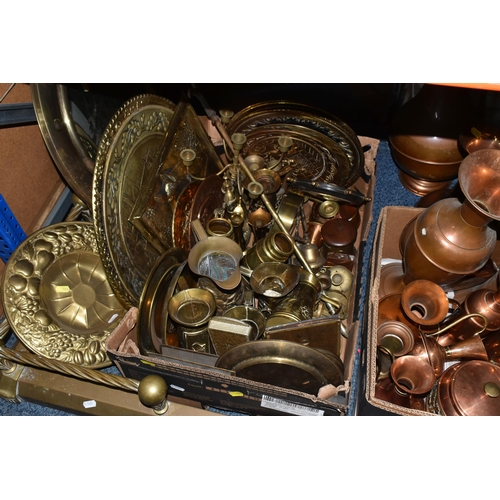 553 - TWO BOXES AND LOOSE BRASS AND METALWARE, comprising a brass fireside fender, length 135cm x depth 44... 