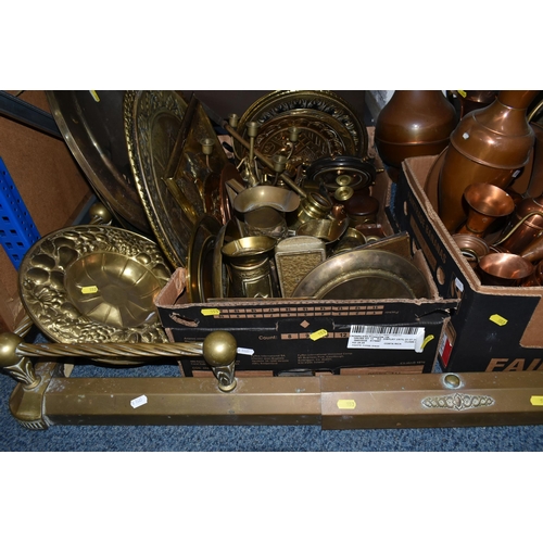 553 - TWO BOXES AND LOOSE BRASS AND METALWARE, comprising a brass fireside fender, length 135cm x depth 44... 