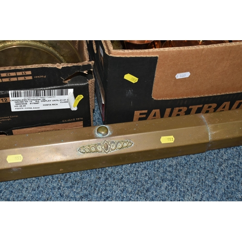 553 - TWO BOXES AND LOOSE BRASS AND METALWARE, comprising a brass fireside fender, length 135cm x depth 44... 