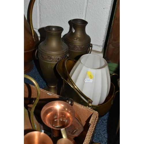 553 - TWO BOXES AND LOOSE BRASS AND METALWARE, comprising a brass fireside fender, length 135cm x depth 44... 