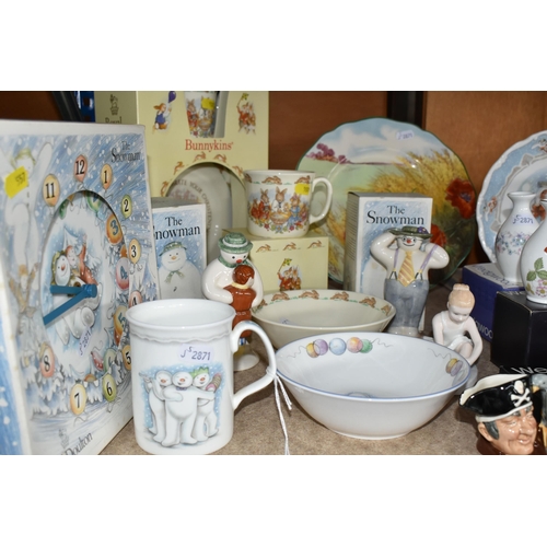 557 - A COLLECTION OF ROYAL DOULTON 'THE SNOWMAN' AND 'BUNNYKINS' GIFTWARE, comprising a boxed Walking in ... 