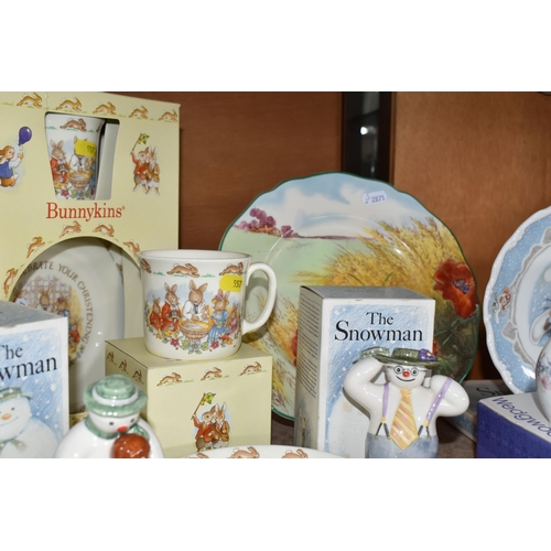 557 - A COLLECTION OF ROYAL DOULTON 'THE SNOWMAN' AND 'BUNNYKINS' GIFTWARE, comprising a boxed Walking in ... 