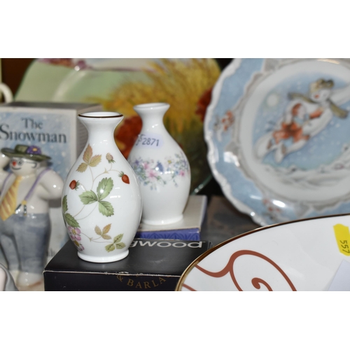 557 - A COLLECTION OF ROYAL DOULTON 'THE SNOWMAN' AND 'BUNNYKINS' GIFTWARE, comprising a boxed Walking in ... 