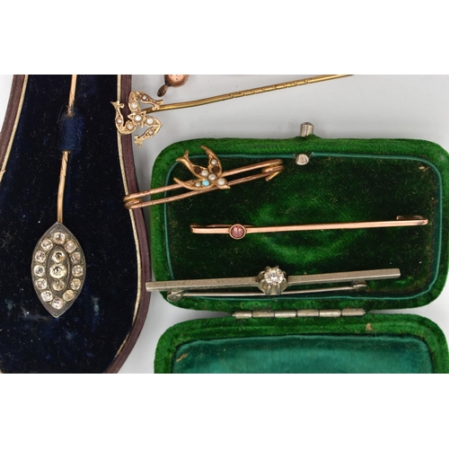 22 - A SMALL ASSORTMENT OF JEWELLERY, to include a 9ct gold Pisces charm, hallmarked 9ct Birmingham, appr... 