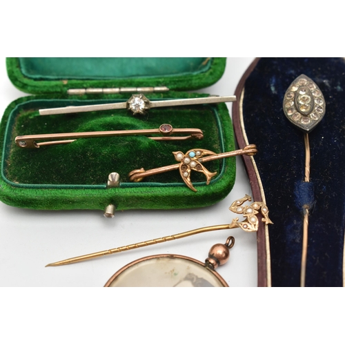 22 - A SMALL ASSORTMENT OF JEWELLERY, to include a 9ct gold Pisces charm, hallmarked 9ct Birmingham, appr... 