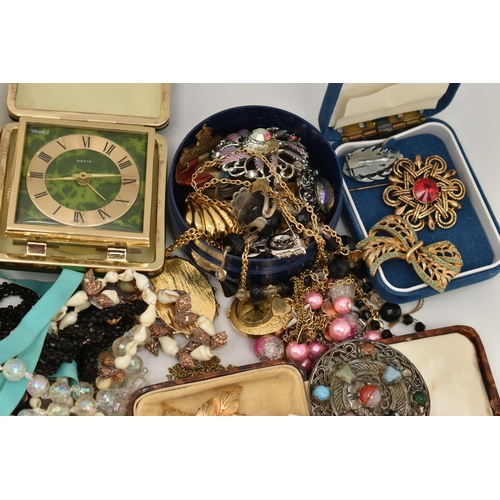 81 - A BOX OF ASSORTED SILVER ITEMS AND COSTUME JEWELLERY, to include a silver salt with wavy rim on thre... 