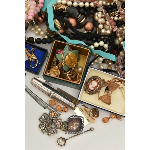 81 - A BOX OF ASSORTED SILVER ITEMS AND COSTUME JEWELLERY, to include a silver salt with wavy rim on thre... 