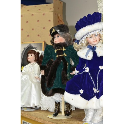 378 - A GROUP OF PORCELAIN DOLLS, comprising of four Franklin Heirloom dolls with boxes, one dressed in a ... 