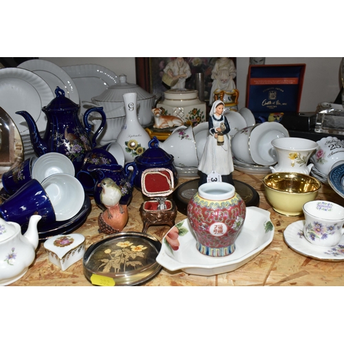 382 - A GROUP OF ASSORTED CERAMIC ORNAMENTS to include to a boxed Charlotte Di Vita miniature teapot No. 8... 