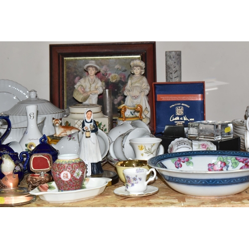 382 - A GROUP OF ASSORTED CERAMIC ORNAMENTS to include to a boxed Charlotte Di Vita miniature teapot No. 8... 