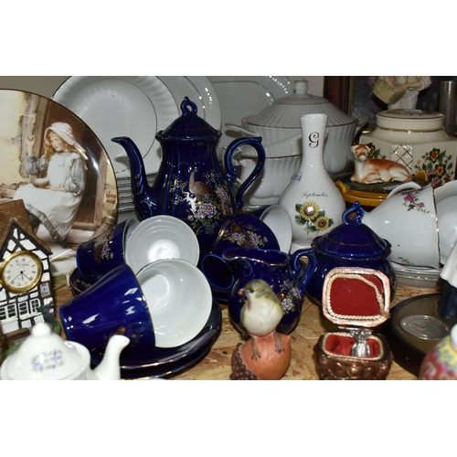 382 - A GROUP OF ASSORTED CERAMIC ORNAMENTS to include to a boxed Charlotte Di Vita miniature teapot No. 8... 