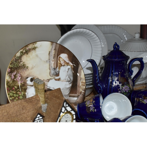 382 - A GROUP OF ASSORTED CERAMIC ORNAMENTS to include to a boxed Charlotte Di Vita miniature teapot No. 8... 