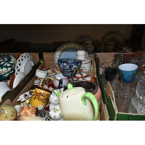 383 - SIX BOXES AND LOOSE CERAMICS AND KITCHENWARE to include two boxes of ceramics comprising a Lacombe c... 