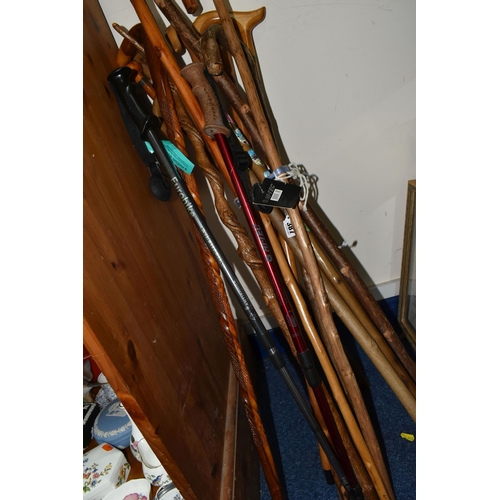 387 - A GROUP OF VINTAGE WALKING STICKS, comprising of approximately thirteen wooden novelty canes/swagger... 